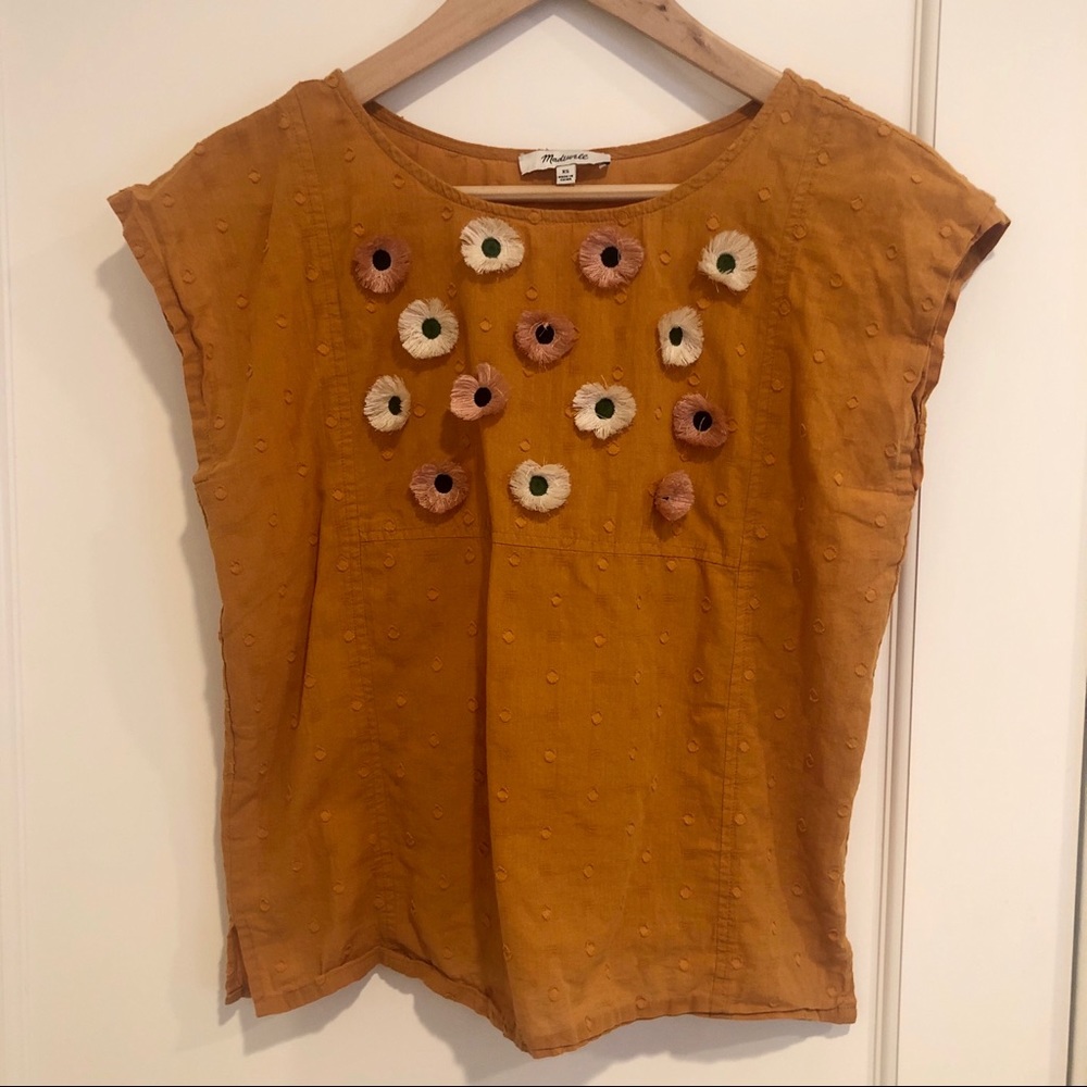 Cute madewell top with flower details in size XS.